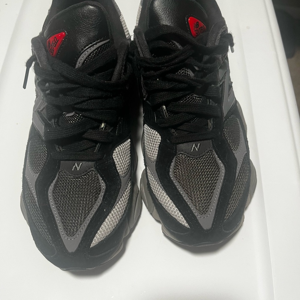 New Balance Men's Black and Gray Athletic Shoes